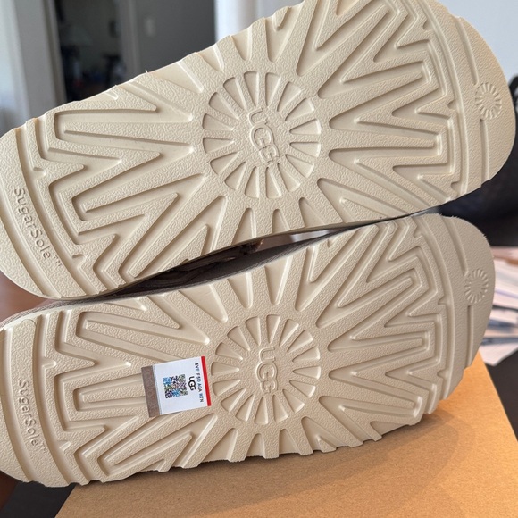 UGG Clogs - Picture 5 of 9